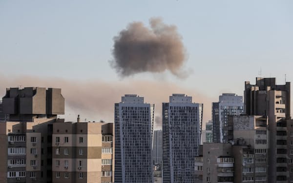 26日にはウクライナの首都キーウでロシアによるミサイル攻撃があった=ロイター