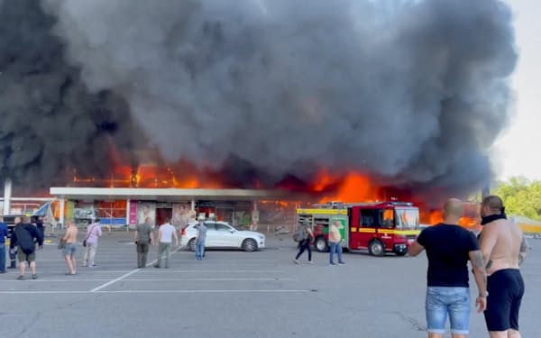 27日、炎と黒煙が上がるウクライナ中部クレメンチュクのショッピングモール（ゼレンスキー大統領のテレグラムより）=ロイター