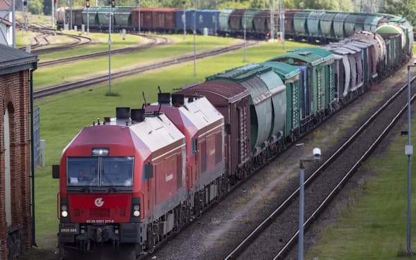 リトアニア領内をカリーニングラード州に向かう貨物列車（22日）＝ＡＰ