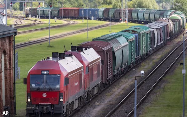 リトアニア領内をカリーニングラード州に向かう貨物列車(22日)=AP