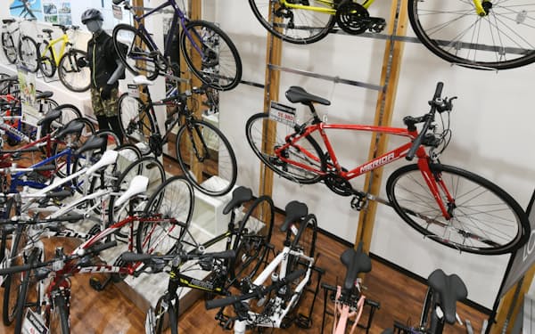 多くのスポーツ用自転車が並ぶ売り場（大阪府摂津市のあさひ摂津千里丘店）