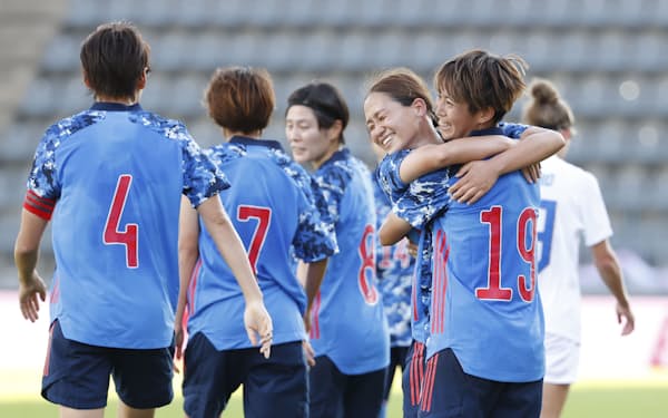 日本―フィンランド　後半、チーム4点目のゴールを決め、長野と抱き合い喜ぶ植木＝19（27日、トゥルク）＝共同