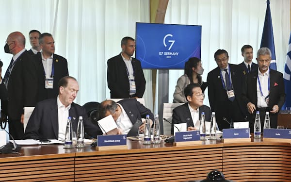 　G7サミットで招待国を含めた各国首脳との会合に臨む岸田首相（中央）ら=27日、ドイツ南部エルマウ（代表撮影・共同）