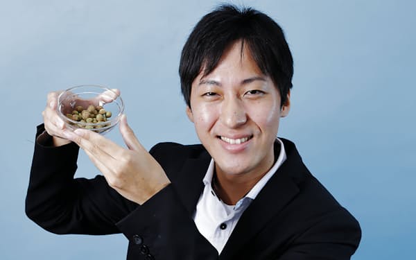 エコロギーの葦苅晟矢代表取締役最高経営責任者(CEO)。カンボジアに移住し、食用コオロギを量産している(写真:竹井俊晴)