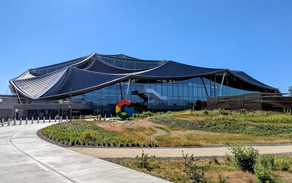 米グーグルの新社屋はサーカスのテントのような外観が特徴的だ（27日、米カリフォルニア州マウンテンビュー市）