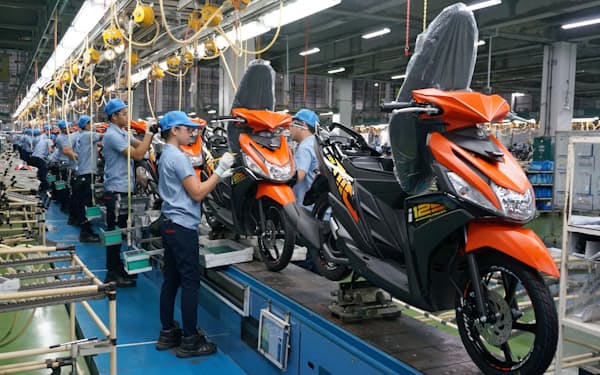 ヤマハ発動機は国内外の工場でＣＯ２排出を減らす（フィリピンの二輪車生産ライン）