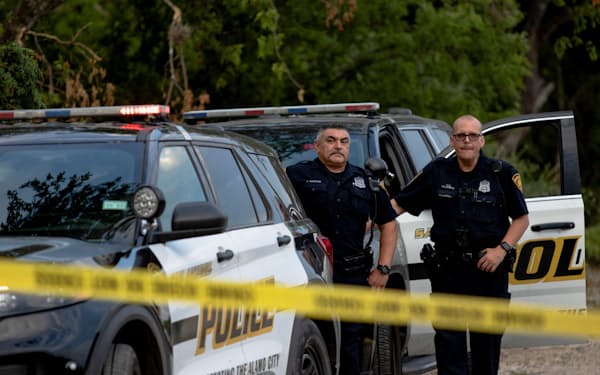 大型トレーラーの中から不法移民の遺体が見つかった現場の警察官ら（6月28日、テキサス州サンアントニオ）＝ロイター