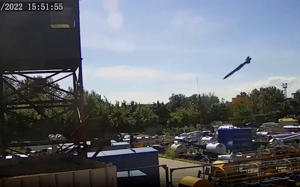 28日に公開されたウクライナ中部クレメンチュクのショッピングセンターに接近するミサイルとされる画像（ゼレンスキー大統領のインスタグラムより）＝ロイター