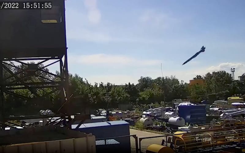 28日に公開されたウクライナ中部クレメンチュクのショッピングセンターに接近するミサイルとされる画像（ゼレンスキー大統領のインスタグラムより）=ロイター