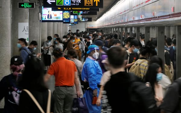 上海市ではロックダウンの解除で、地下鉄の旅客輸送が前年の6割まで回復した（6月1日）＝ロイター