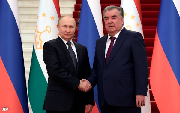 ロシアのプーチン大統領㊧は28日、タジキスタンでラフモン大統領と会談した=スプートニク・AP