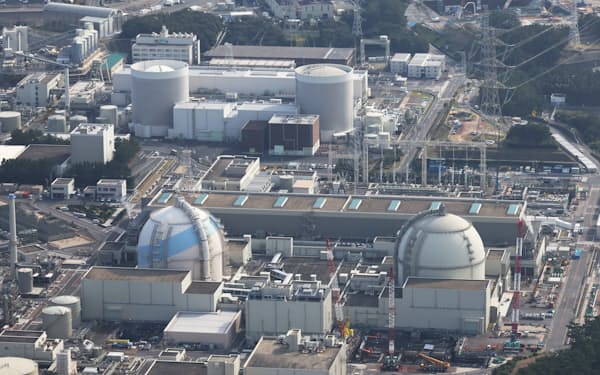 九州電力は停止中の玄海原子力発電所4号機（右下）を7月10日から約2カ月動かし供給力を確保する（佐賀県玄海町）