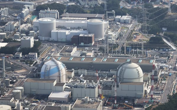 九州電力は停止中の玄海原子力発電所4号機(右下)を7月10日から約2カ月動かし供給力を確保する(佐賀県玄海町)