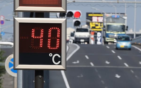 40度を表示する路上の温度計(29日、群馬県伊勢崎市)
