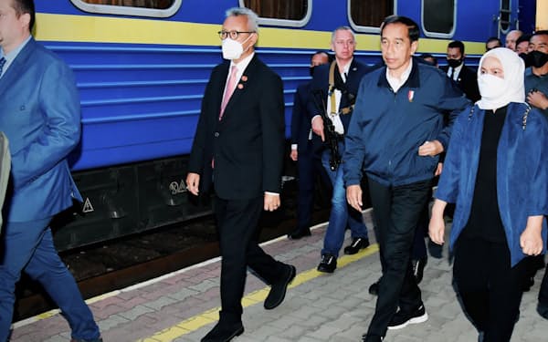 陸路でウクライナの首都キーウに向かうインドネシアのジョコ大統領（28日、ポーランド）＝AP