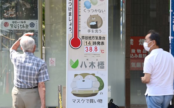 猛暑日を記録する温度計を模したパネル（29日、埼玉県熊谷市の八木橋百貨店）