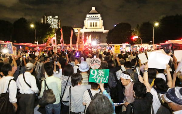 国会前で安保法案に反対する人たち(2015年9月、東京都千代田区)