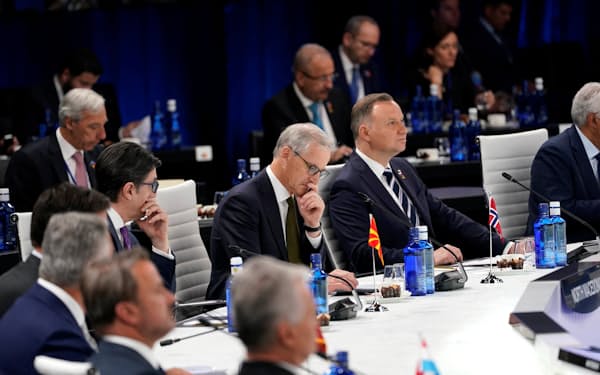 NATO首脳会議に臨む加盟国の首脳ら（29日、マドリード）＝ロイター