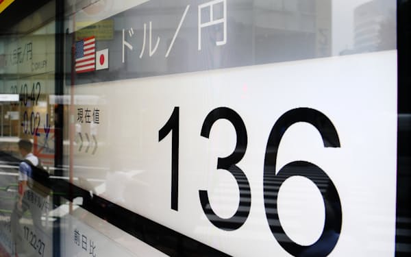 1ドル136円台で推移する外為市場(22日、東京都中央区)