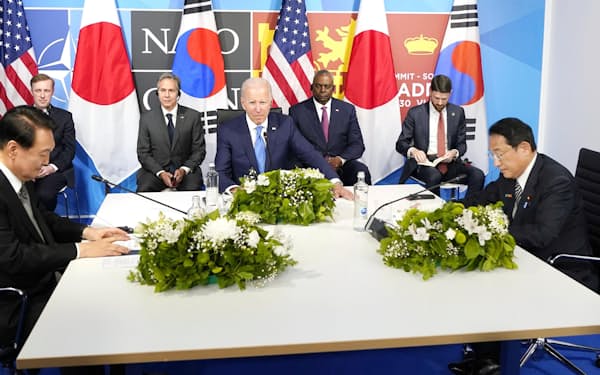 　日米韓首脳会談に臨む（右から）岸田首相、バイデン米大統領、尹錫悦韓国大統領＝29日、スペイン・マドリード（AP＝共同）