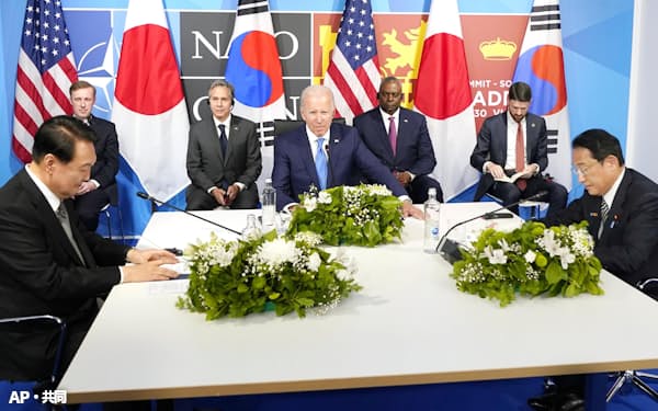  日米韓首脳会談に臨む(右から)岸田首相、バイデン米大統領、尹錫悦韓国大統領=29日、スペイン・マドリード(AP=共同)