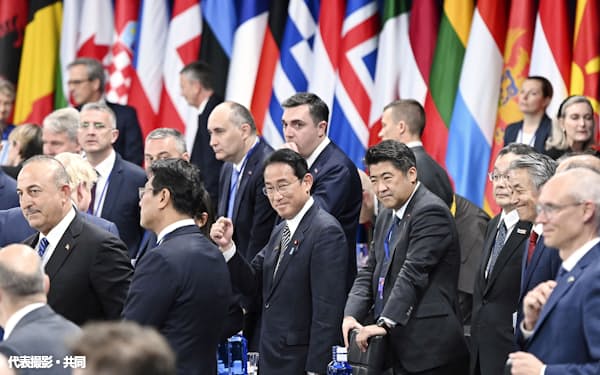 NATO首脳会議に出席する岸田首相(中央。29日、スペイン・マドリード)=代表撮影・共同