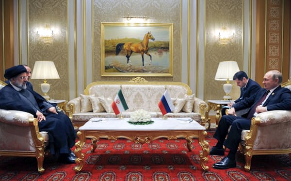 会談するロシアのプーチン大統領㊨とイランのライシ大統領㊧（29日、アシガバート）＝ＡＰ