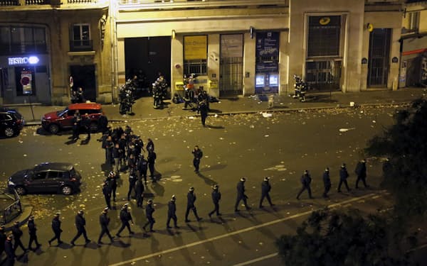 パリ同時テロ事件の現場付近を警備する警官隊（2015年）＝ロイター