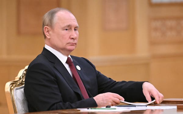 29日、カスピ海沿岸国の首脳会議に出席したロシアのプーチン大統領（アシガバート）＝ロイター