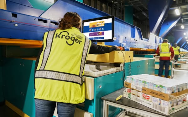 食品スーパーの米クローガーは受注配送センターなどで在庫管理の最適化に取り組んでいる＝ロイター