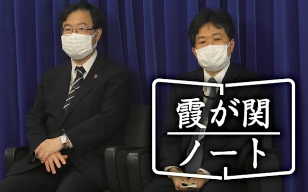 厚労省の事務次官から退いた吉田学氏（左）と代わって就任した大島一博氏（6月28日の交代記者会見）