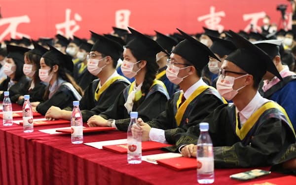 中国では大卒者の就職は厳しいが、マルクス主義を専攻すると引く手あまただ＝ロイター
