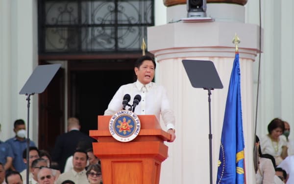 演説するフィリピンのマルコス大統領（30日、マニラ）