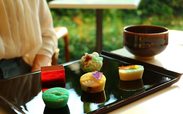 山種美術館「Cafe 椿」の和菓子。手前左が《鳴門》モチーフの青い和菓子（東京都渋谷区）