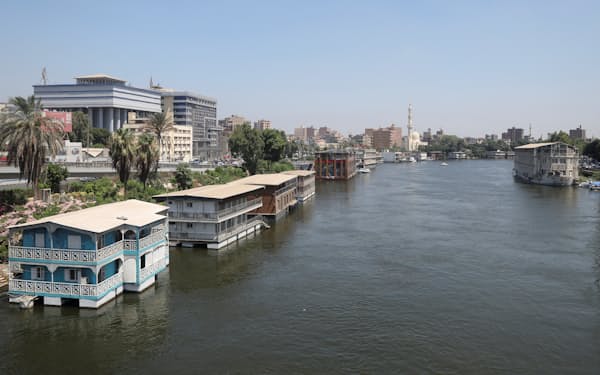 カイロ市内を流れるナイル川の川沿いに停泊するハウスボート＝ロイター