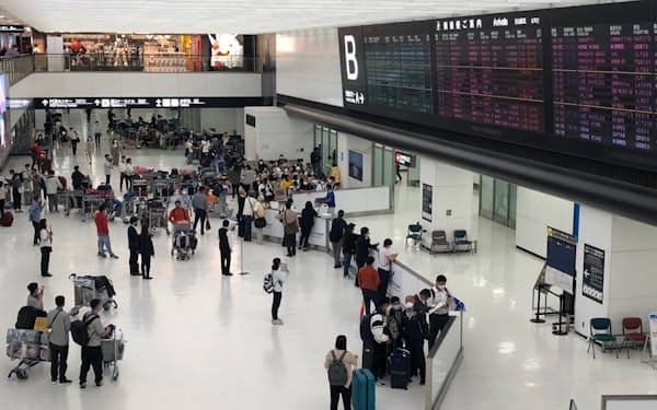 成田空港の国際線到着ロビーは外国人客が増えてきた（5月）
