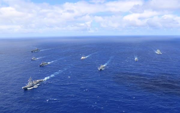 リムパックには日米豪英など26カ国から艦船や航空機が参加する（写真は2018年6月の演習）＝米海軍提供・ロイター
