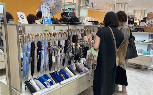 松屋銀座(東京・中央)では6月に入って日傘の売り上げが前年比約3倍と伸びている