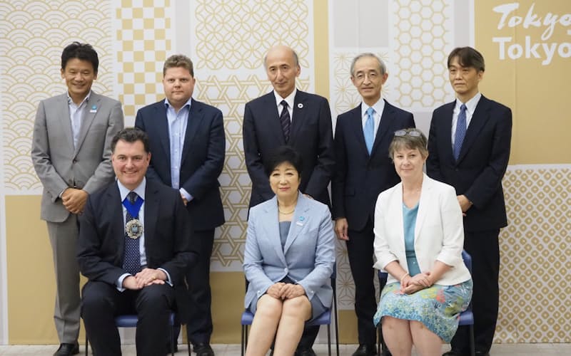 東京都の小池百合子知事(中央手前)と英国の金融街トップらが会談した(30日、東京都庁) 東京都の小池百合子知事(中央手前)と英国の金融街トップらが会談した(30日、東京都庁)
