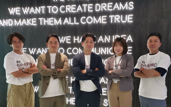 開発チームのメンバー（左から吉野さん、マーケティング担当の堀一臣さん、北里さん、長谷部さん、伊藤さん）