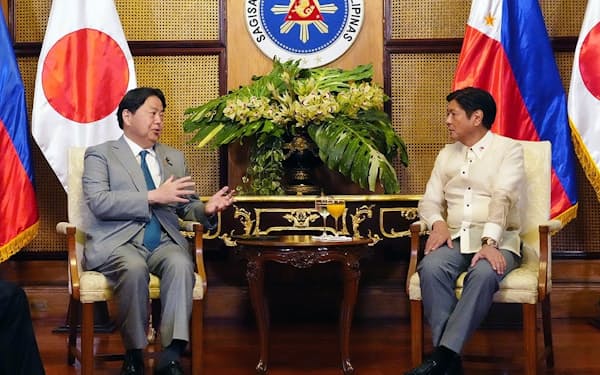 訪問先のフィリピンでマルコス大統領と会談する林外相＝外務省提供