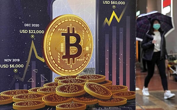香港の街頭に設けられた仮想通貨「ビットコイン」の広告（２月）＝ＡＰ