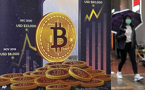 香港の街頭に設けられた仮想通貨「ビットコイン」の広告(2月)=AP