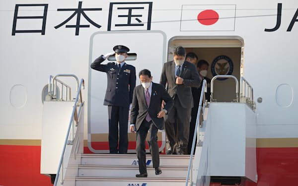 G7サミットとNATO首脳会議を終え、羽田空港に到着した岸田首相(30日午後)