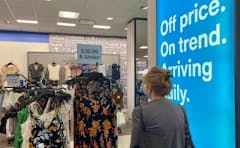 百貨店大手メーシーズは在庫削減に向け、値引き品専用の「バックステージ」を広げている（29日、ニューヨーク市内）