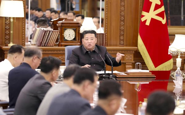 6月27日の朝鮮労働党会議に出席した金正恩総書記＝朝鮮中央通信・共同