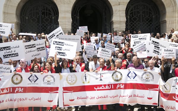 サイード大統領の司法介入に抗議してデモ活動をする裁判官ら（６月23日、チュニス）＝ＡＰ