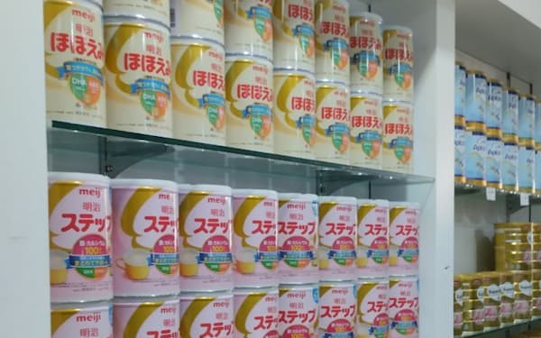 明治は海外での粉ミルク事業を拡大する（6月に販売を開始したカンボジアの店頭）