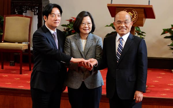 台湾の蘇首相㊨は中国が一国二制度を守っていないと批判した（2019年、台北市）＝ロイター