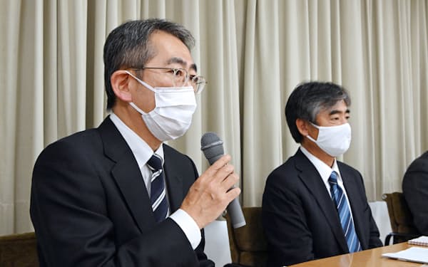 記者会見するビプロジーの平岡社長（左）＝6月、兵庫県尼崎市役所
